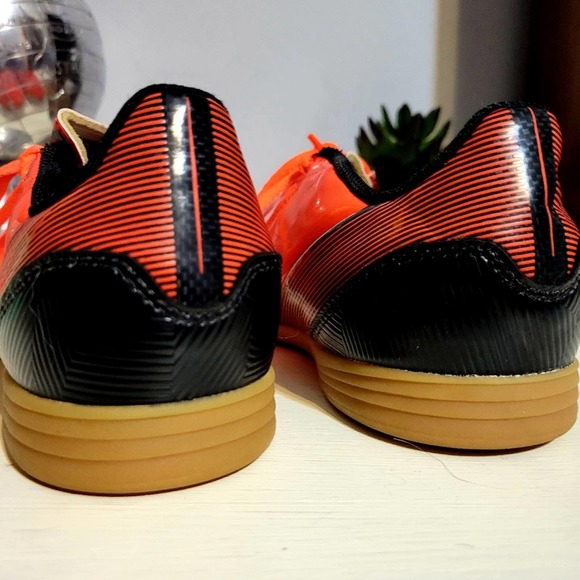 Adidas indoor soccer shoes size 5.5 - Picture 2 of 4